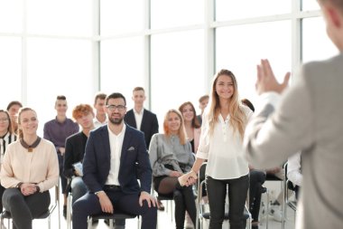 Bir iş seminerinde konferans veren bir konuşmacı görüntüsü