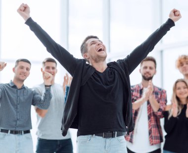 Hırslı genç lider iş adamlarının önünde duruyor..