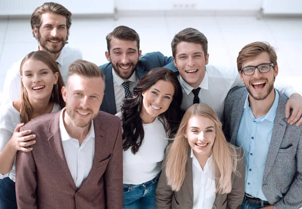 Команда успішних молодих бізнесменів, що стоять разом — стокове фото