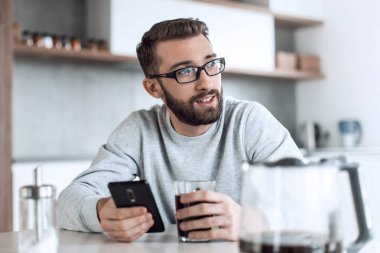 Kapat. Kahvaltıda e-posta okuyan adam