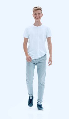 Tam gelişim. Gülümseyen adam kendinden emin bir şekilde hedefine gidiyor..