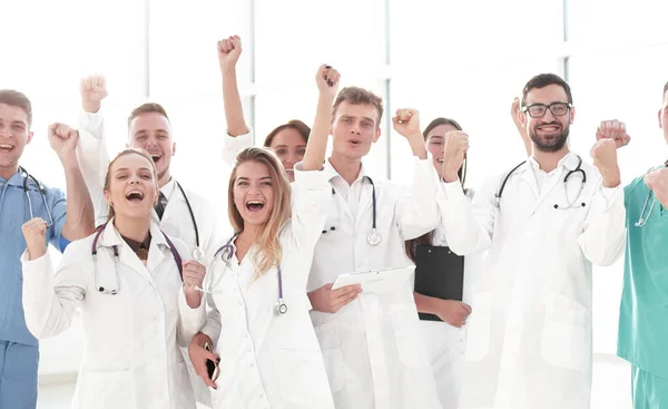 Grupo de profissionais médicos felizes. foto com espaço de cópia — Fotografia de Stock