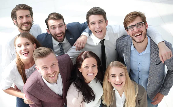 Equipo de jóvenes empresarios exitosos de pie juntos — Foto de Stock