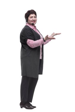 Yan görünüş. Kulaklık takmış gülümseyen kadın boş ekrana bakıyor.