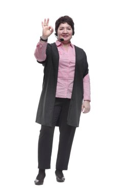 Tam gelişim. Kulaklık takmış olgun bir kadın baş parmağını kaldırıyor.