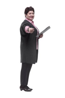 Yan görünüş. Kendine güvenen olgun bir kadın not alıyor.