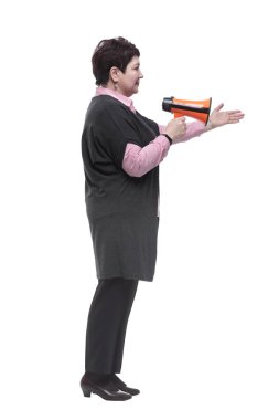 Yan görünüş. Megafonlu kendine güvenen olgun bir kadın..