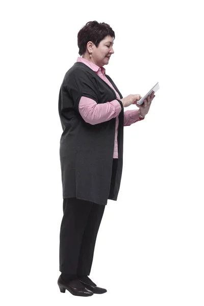 Vista lateral. mulher adulta usando um tablet digital — Fotografia de Stock
