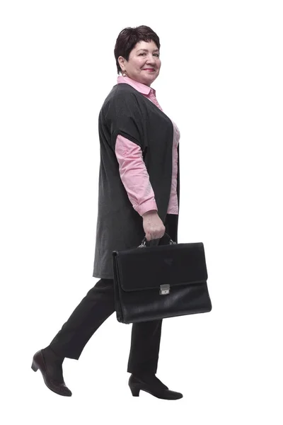 Вид сбоку. деловая женщина с кожаным портфелем шагает вперед — стоковое фото