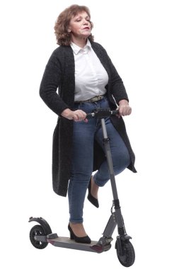Tam gelişim. Elektrikli scooterlı kendine güvenen yetişkin bir kadın.