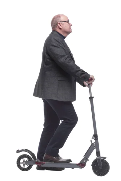 Yan görünüş. Elektrikli scooter kullanan olgun bir adam ileriye bakıyor. — Stok fotoğraf