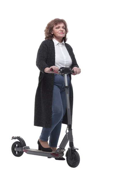 I full tillväxt. säker vuxen kvinna med en elektrisk skoter — Stockfoto
