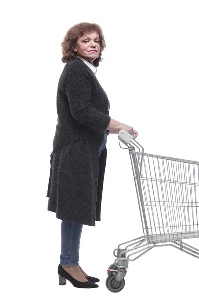 Yan görünüş. Alışveriş arabalı sıradan bir kadın ileriye bakıyor. — Stok fotoğraf