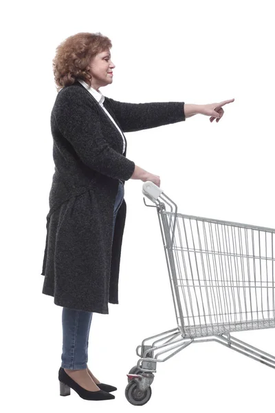 Side view. casual woman with shopping cart looking forward — Stock Photo, Image