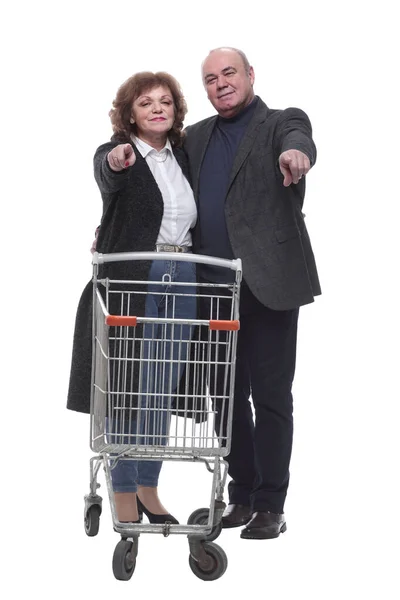 En pleno crecimiento. una pareja de ancianos con un carrito de compras — Foto de Stock