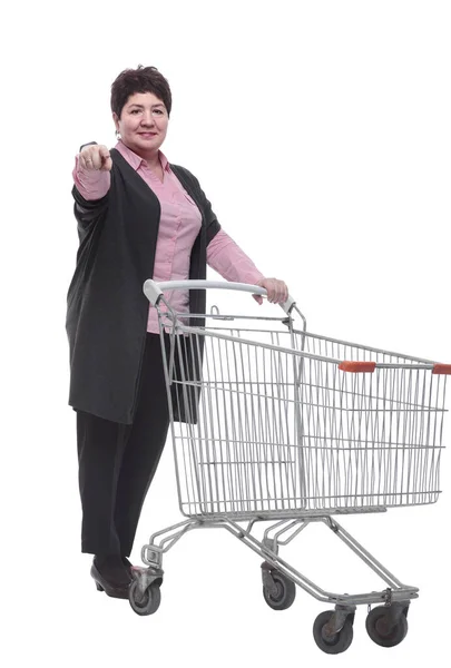 Frau in Freizeitkleidung mit Einkaufswagen — Stockfoto