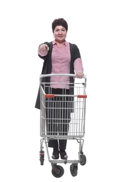 Kobieta w ubraniu casual z wózkiem na zakupy — Zdjęcie stockowe