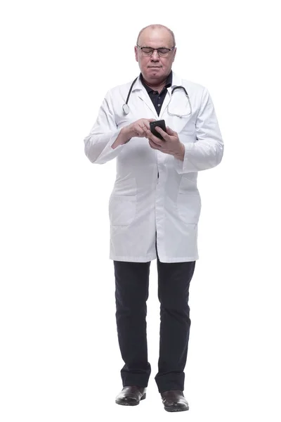 In full growth. Mature doctor reading a message on his smartphone — Stock Photo, Image