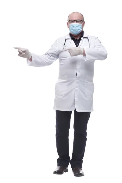 Tam gelişim. Koruyucu maskeli bir doktor doğru yönü gösteriyor. — Stok fotoğraf