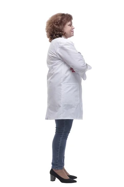 Zijaanzicht. zelfverzekerde vrouw arts op zoek naar een wit scherm. — Stockfoto