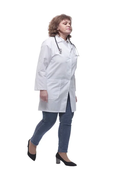 I full tillväxt. kvinnlig läkare tryggt går framåt — Stockfoto