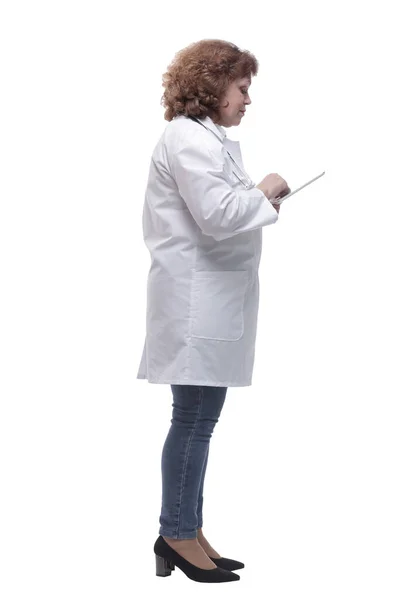 Vista lateral. médico fêmea usando um comprimido digital — Fotografia de Stock