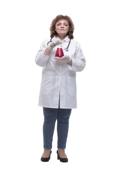 В полном росте. женщина-терапевт держит лабораторную фляжку — стоковое фото