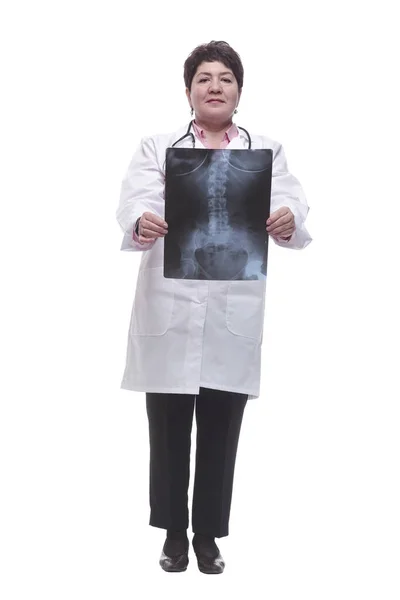 完全に成長しています。患者のX線を検査する笑顔の女性医師は — ストック写真