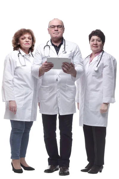 En pleno crecimiento. un grupo de colegas médicos con una tableta digital — Foto de Stock