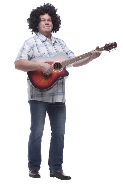 성장하고 있습니다. 명랑 한 곱슬머리에 기타를 들고 있는 남자 — 스톡 사진
