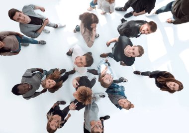 Üst Manzara. Bir sürü farklı genç yukarı bakıyor.