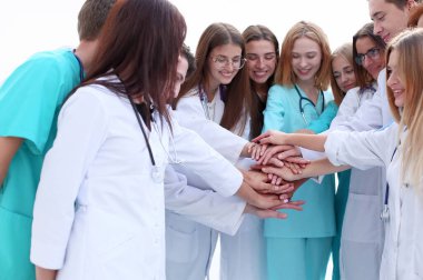 Üst Manzara. Bir grup gülümseyen doktor seni işaret ediyor..