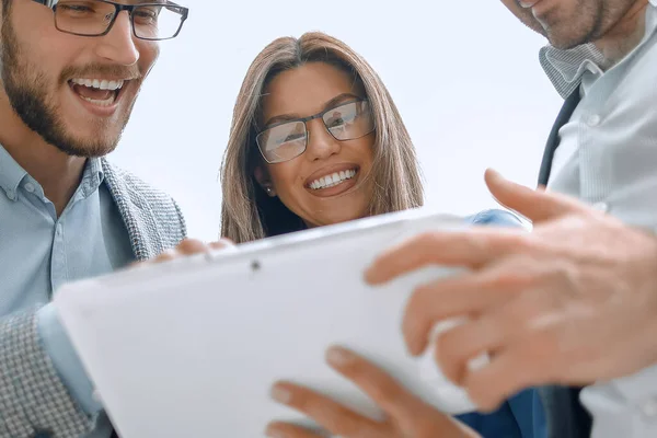 Zbliżenie.uśmiechnięty personel patrzący na tablet cyfrowy — Zdjęcie stockowe