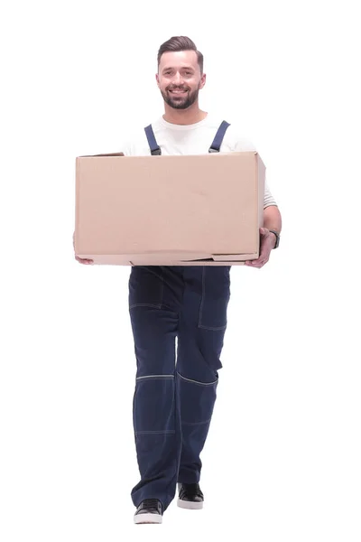 En pleno crecimiento. sonriente hombre lleva una gran caja de cartón — Foto de Stock