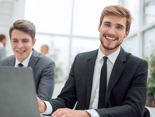 De cerca. dos hombres de negocios sentados en una oficina Escritorio — Foto de Stock