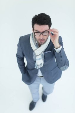 Üst Manzara. Sinirli iş adamı kameraya bakıyor.