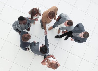 Üst düzey iş ekibi ve iş ortaklarının el sıkışması.