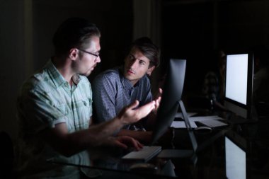 İşyerindeki iki çalışanı kapatın.