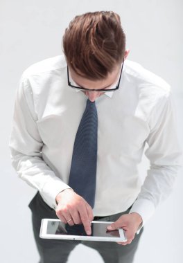 Kapat. İş adamı dijital tablet kullanıyor.