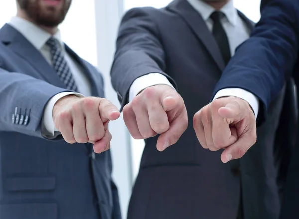 Gros plan. Trois hommes d'affaires vous pointent du doigt. — Photo
