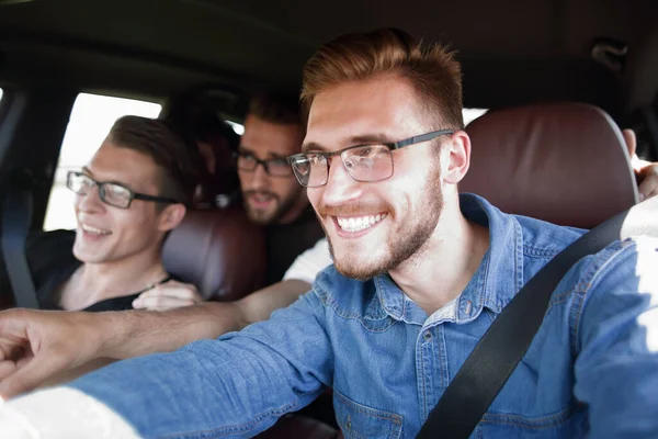 Four friends traveling in the car — Stock Photo, Image