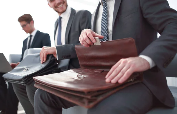 Närbild.en grupp affärsmän som sitter på kontoret väntrum — Stockfoto