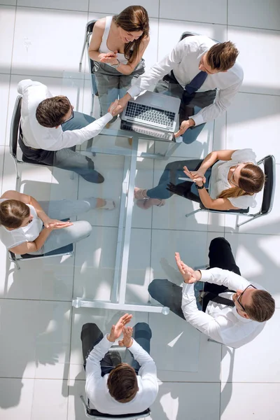 Top view.the jefe estrechando la mano con un empleado en la reunión —  Fotos de Stock