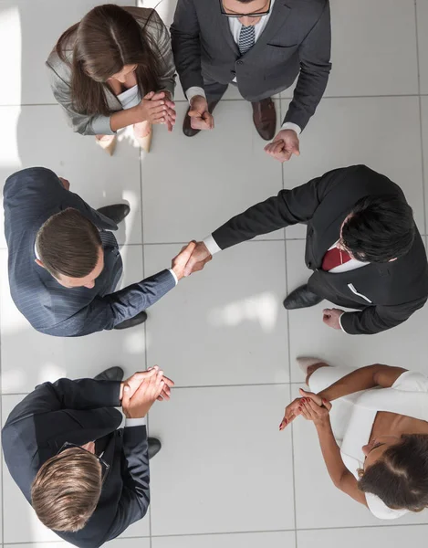 Зверху view.Business партнери тремтять руками — стокове фото