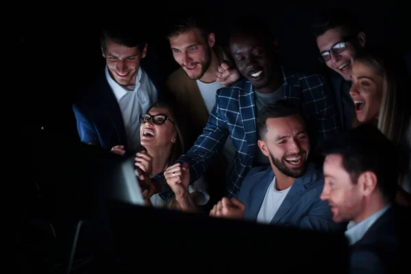 Close-up.Vrolijke zakenmensen kijken naar het computerscherm — Stockfoto