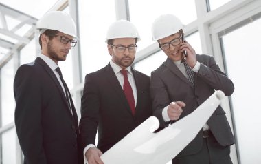 Yeni binayı işadamları ve mimarlar denetliyor.