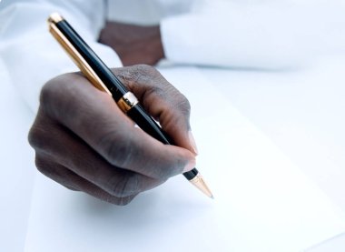 Kapat. Bilim adamı bir laboratuvar defterine veri yazıyor.