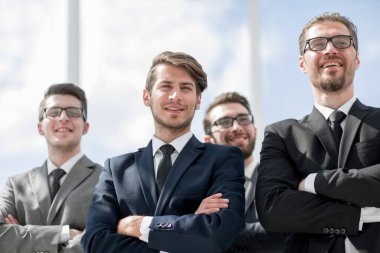 Kendine güvenen bir grup iş adamının portresi.