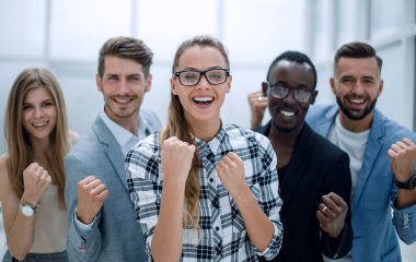 Ofiste sevinen arkadaş canlısı çalışanların portresi.