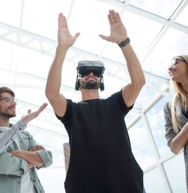 Sanal gerçeklik gözlüğü takan adam. Biz